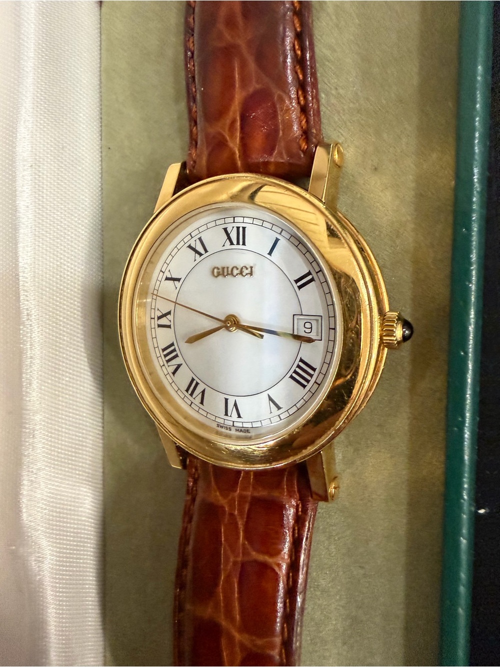 Gucci  Watch with brown leather band 
In working condition with new battery